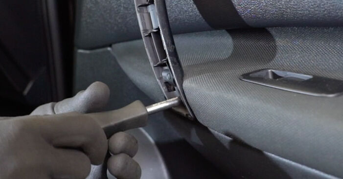 Смяна на Nissan Qashqai J10 2.0 dCi Allrad 2008 Ръкохватка на врата: безплатни наръчници за ремонт
