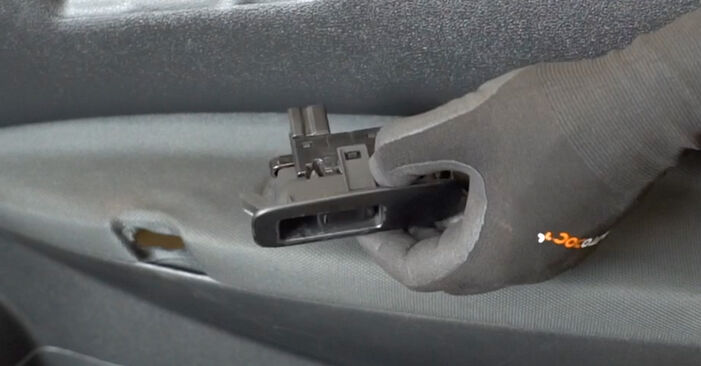Не е трудно да го направим сами: смяна на Ръкохватка на врата на Nissan Qashqai J10 2.0 Allrad 2012 - свали илюстрирано ръководство