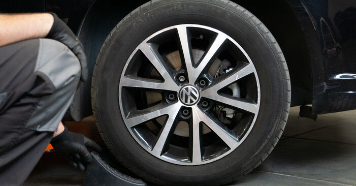 Wie Bremsbeläge VW TOURAN (1T3) 2.0 TDI 2011 austauschen - Schrittweise Handbücher und Videoanleitungen