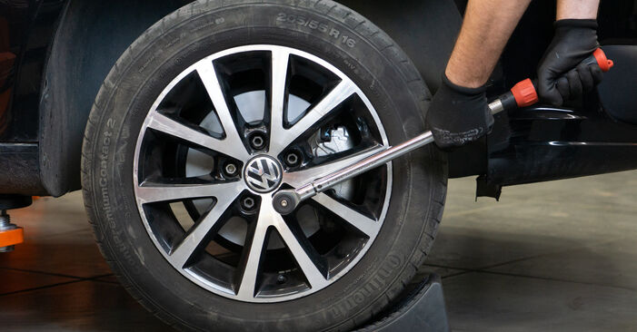 Bremsbeläge beim VW TOURAN 1.4 TSI 2011 selber erneuern - DIY-Manual