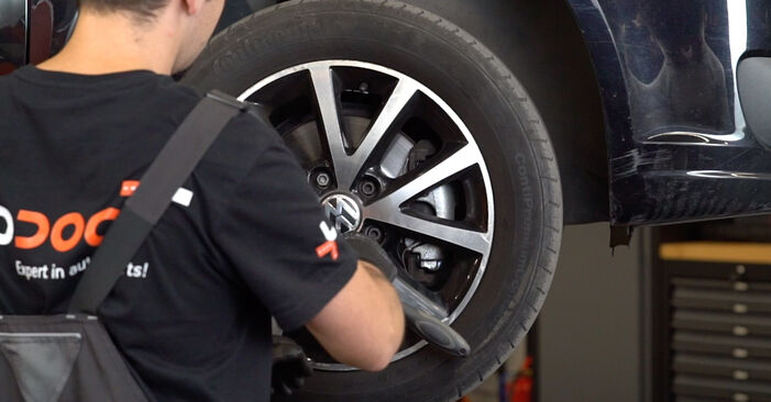 Wie VW TOURAN 1.2 TSI 2014 Bremsbeläge ausbauen - Einfach zu verstehende Anleitungen online