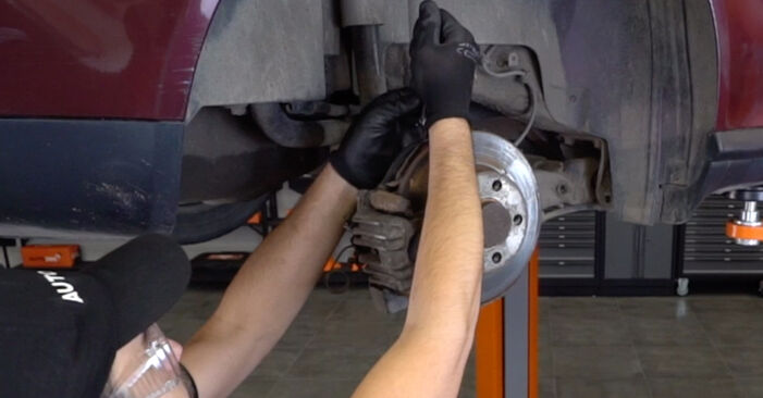 Hvor lang tid tager en udskiftning: Bremsekaliber på AUDI A3 - informativ PDF-manual