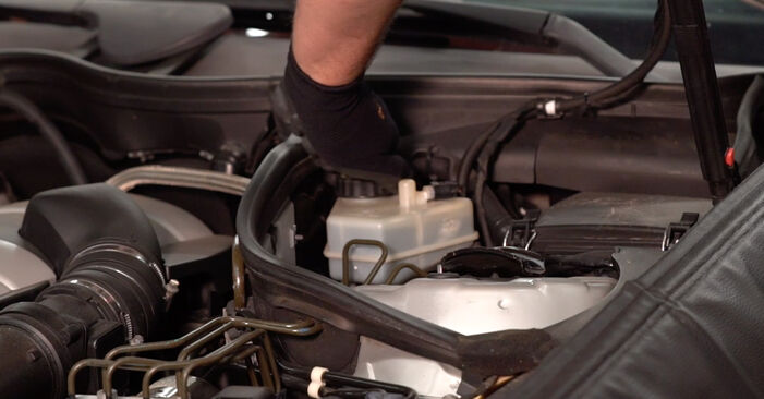 Hvordan skifte Bremsecaliper på Mercedes W203 2000 – gratis PDF- og videoveiledninger