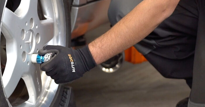 Wie schmierig ist es, selber zu reparieren: Bremssattel beim Mercedes W203 C 200 2.0 Kompressor (203.045) 2006 wechseln – Downloaden Sie sich Bildanleitungen