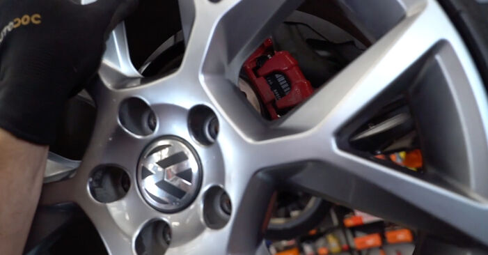 Wie man Bremsscheiben am VW GOLF VI (5K1) 2013 wechselt – Laden Sie sich PDF-Wegleitungen und Videoanweisungen herunter