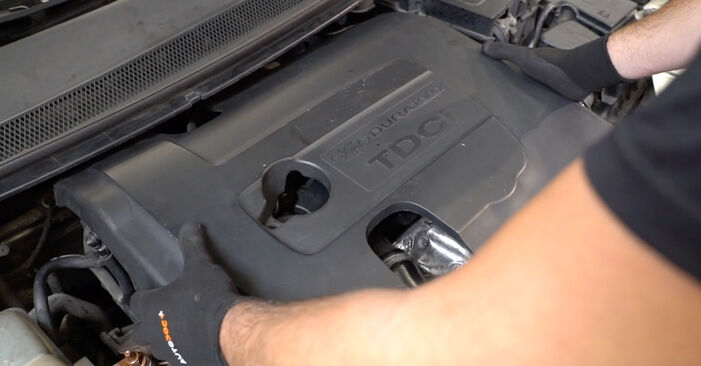 Wie schmierig ist es, selber zu reparieren: Kraftstofffilter beim Ford Focus mk2 Limousine 1.4 2011 wechseln – Downloaden Sie sich Bildanleitungen