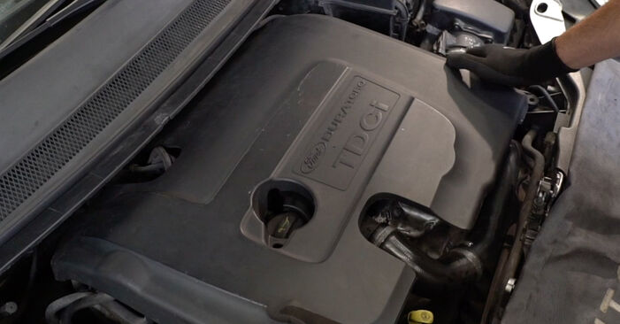 Ford Focus mk2 Limousine 1.8 TDCi 2007 Kraftstofffilter austauschen: Unentgeltliche Reparatur-Tutorials