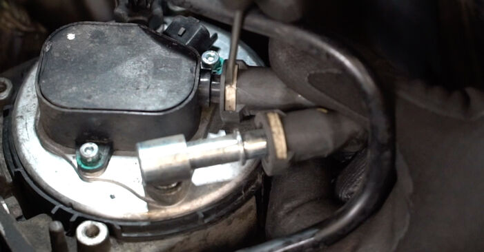 Mudar Filtro de Combustível no Ford Focus mk2 Sedan 2013 não será um problema se você seguir este guia ilustrado passo a passo