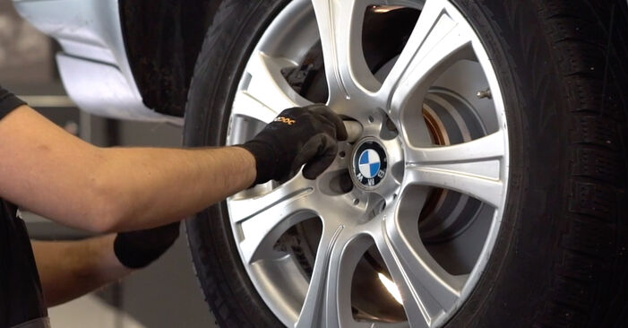 Hvordan skifte Bremseskiver på BMW X5 (E53) 2005: Last ned PDF- og videoveiledninger