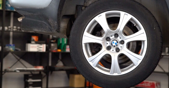 Ar sudėtinga pasidaryti pačiam: BMW X5 Stabdžių diskas keitimas - atsisiųskite iliustruotą instrukciją