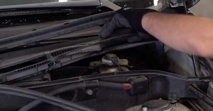 BMW E53 3.0 i 2002 Bremsbeläge wechseln: Gratis Reparaturanleitungen