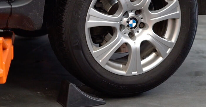 Wie schmierig ist es, selber zu reparieren: Bremsbeläge beim BMW E53 3.0 i 2006 wechseln – Downloaden Sie sich Bildanleitungen