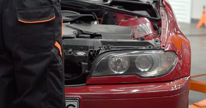 Wie man Bremsbeläge beim BMW E46 Cabrio 2000 wechselt - Gratis PDF- und Video-Tutorials