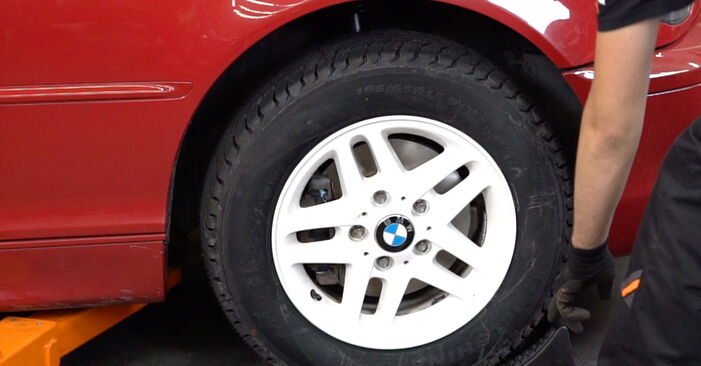 Jak trudno jest to zrobić samemu: wymień Tuleja drążka stabilizatora w BMW 3 Convertible (E46) M3 2006 - pobierz ilustrowany przewodnik