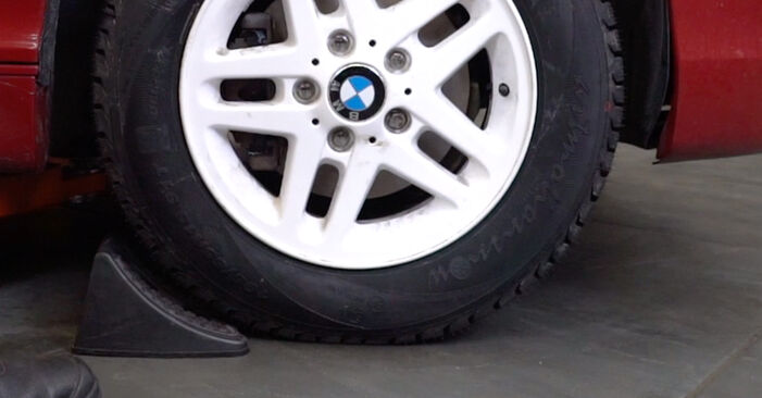 Πώς να αντικαταστήσετε BMW 3 SERIES Ελαστικοί σωλήνες φρένων (μαρκούτσια) - εγχειρίδια βήμα προς βήμα και οδηγοί βίντεο