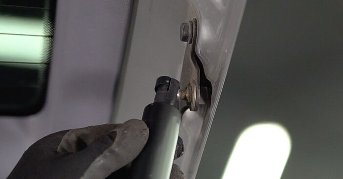 Wie schmierig ist es, selber zu reparieren: Heckklappendämpfer beim Mercedes W638 Bus 113 2.0 (638.114, 638.194) 2002 wechseln – Downloaden Sie sich Bildanleitungen
