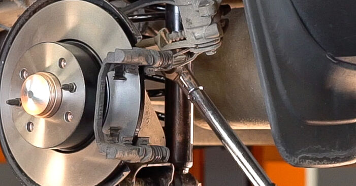 Vanskelighetsgrad: Bytte av Bremseskiver på FIAT BRAVO II (198) 1.4 T-Jet (198AXG1B) 2012 – last ned illustrert veiledning