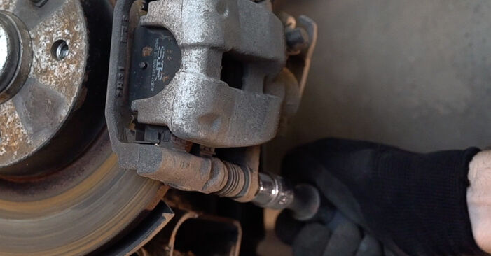 Bremsbeläge beim FIAT BRAVA 1.6 D Multijet (198AXM1B) 2013 selber erneuern - DIY-Manual