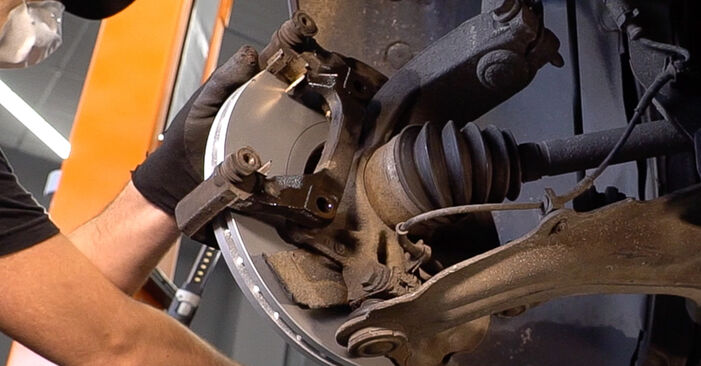 Wie schmierig ist es, selber zu reparieren: Bremsscheiben beim Renault Scenic 2 2.0 dCi 2009 wechseln – Downloaden Sie sich Bildanleitungen