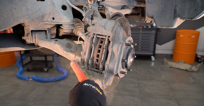 Wie kompliziert ist es, selbst zu reparieren: Bremsbeläge am Toyota Prado J120 4.0 (GRJ120) 2008 ersetzen – Laden Sie sich illustrierte Wegleitungen herunter