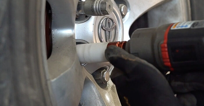 Wie schmierig ist es, selber zu reparieren: Bremsbeläge beim Toyota Prado J120 4.0 (GRJ120) 2008 wechseln – Downloaden Sie sich Bildanleitungen