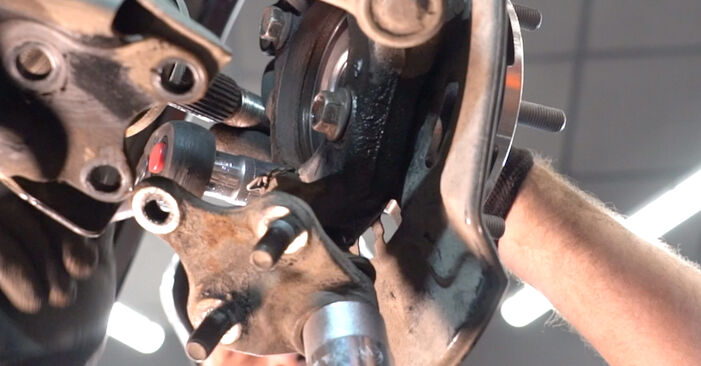 Mudar Rolamento da Roda no Toyota RAV4 III 2013 não será um problema se você seguir este guia ilustrado passo a passo