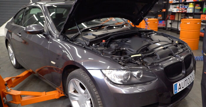 Как се сменя Спирачни Накладки на BMW E92 2005 - безплатни PDF и видео уроци