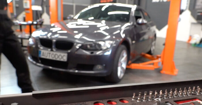 Самостоятелна смяна на BMW 3 купе (E92) 335d 3.0 2010 Спирачни Накладки - онлайн урок