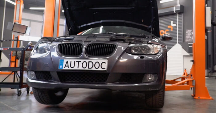 Как да сменим Спирачни Накладки на BMW 3 купе (E92) 2010: свалете PDF наръчници и видео инструкции