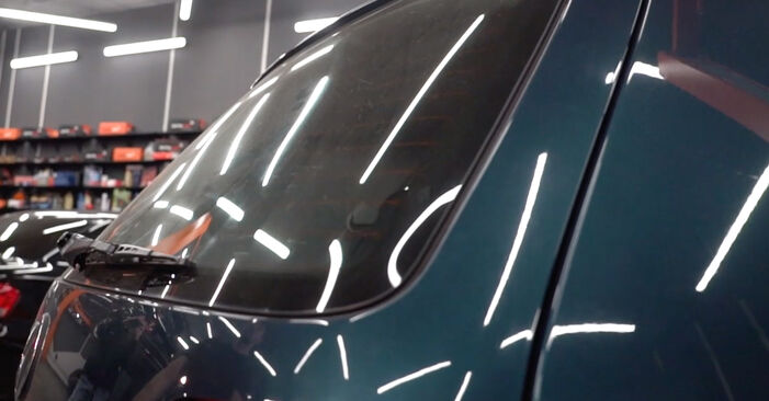 Kuinka vaihtaa VW GOLF -auton Takaluukun Kaasujousi – vaiheittaiset ohjekirjat ja video-oppaat