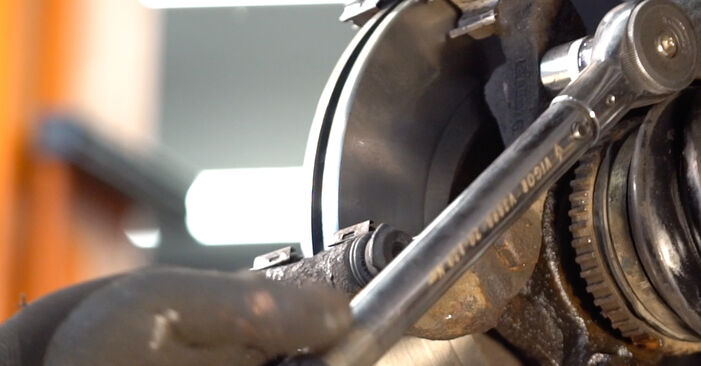 Kako težko to naredite sami: Zavorni kolut zamenjava na Peugeot 206 cc 2d 1.6 HDi 110 2006 - prenesite slikovni vodnik