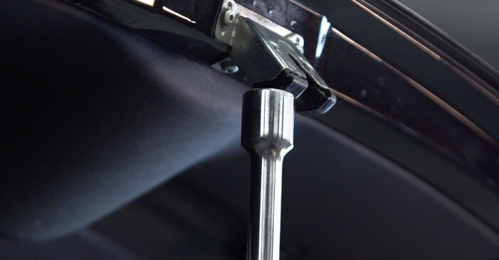 Cómo reemplazar Amortiguador De Maletero en un OPEL Corsa C Hatchback (X01) 1.2 (F08, F68) 2001 - manuales paso a paso y guías en video