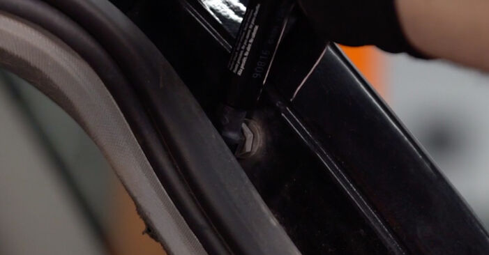 Wie problematisch ist es, selber zu reparieren: Heckklappendämpfer beim Audi A4 B6 Avant 1.8 T quattro 2003 auswechseln – Downloaden Sie sich bebilderte Tutorials