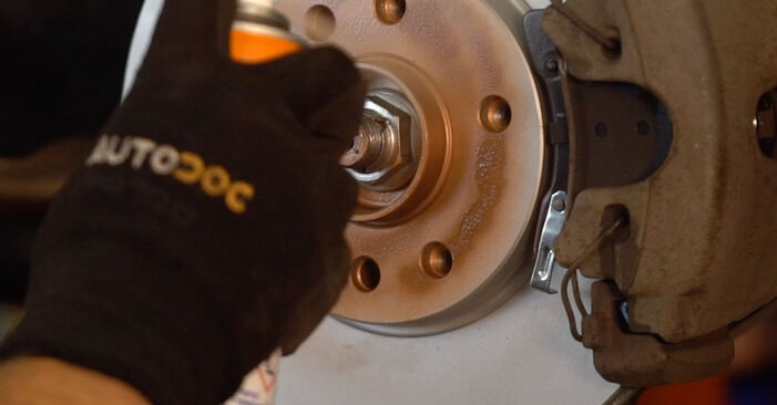 Wie schmierig ist es, selber zu reparieren: Radlager beim Opel Zafira B 1.9 CDTI (M75) 2011 wechseln – Downloaden Sie sich Bildanleitungen