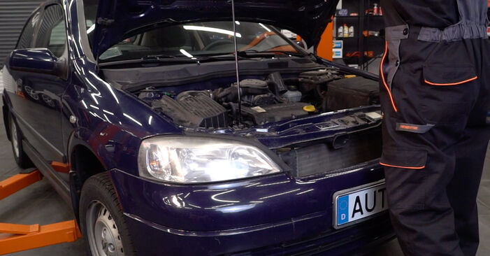 Wie Getriebeöl und Verteilergetriebeöl beim Opel Astra G CC 1998 gewechselt werden - Unentgeltliche PDF- und Videoanweisungen
