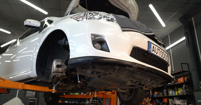 Schrittweise Anleitung zum eigenhändigen Ersatz von Toyota Auris e15 2012 1.4 (ZZE150_) Querlenker
