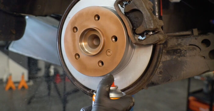 Trinn-for-trinn anbefalinger for hvordan du kan bytte Mercedes W245 2011 B 150 1.5 (245.231) Bremseskiver selv