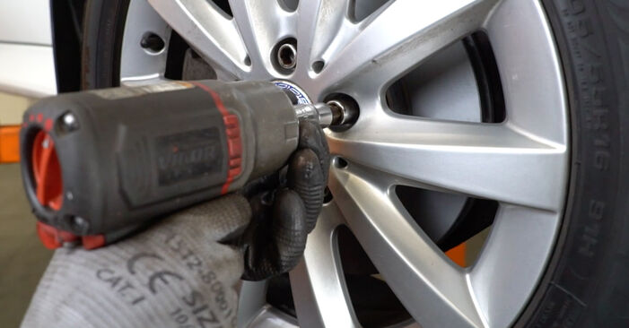 Mercedes W245 B 180 1.7 (245.232) 2011 Bremsbeläge wechseln: wie schwer ist es, selbst zu reparieren - Downloaden Sie sich illustrierte Anleitungen