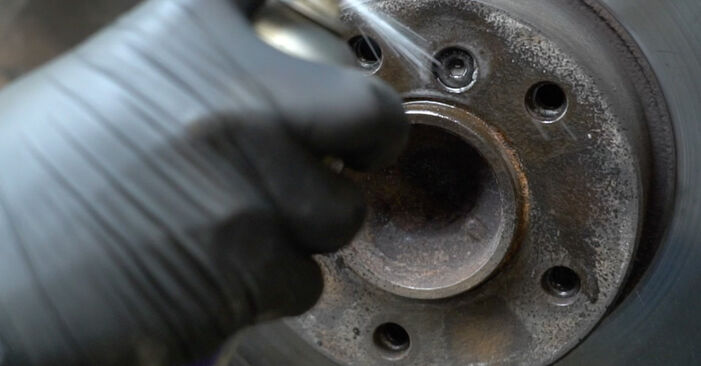 Wie schmierig ist es, selber zu reparieren: Bremsscheiben beim BMW E39 525i 2.5 2001 wechseln – Downloaden Sie sich Bildanleitungen