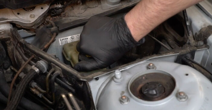 BMW E39 525i 2.5 2001 Bremsbeläge wechseln: wie schwer ist es, selbst zu reparieren - Downloaden Sie sich illustrierte Anleitungen