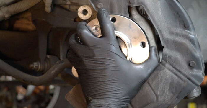 Wie schmierig ist es, selber zu reparieren: Radlager beim BMW E39 525i 2.5 2001 wechseln – Downloaden Sie sich Bildanleitungen
