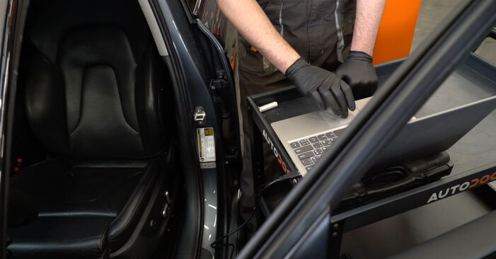 Kā nomainīt AUDI A4 Sedan (8K2, B8) 2.0 TDI 2008 Bremžu diski - pakāpeniskās rokasgrāmatas un video ceļveži