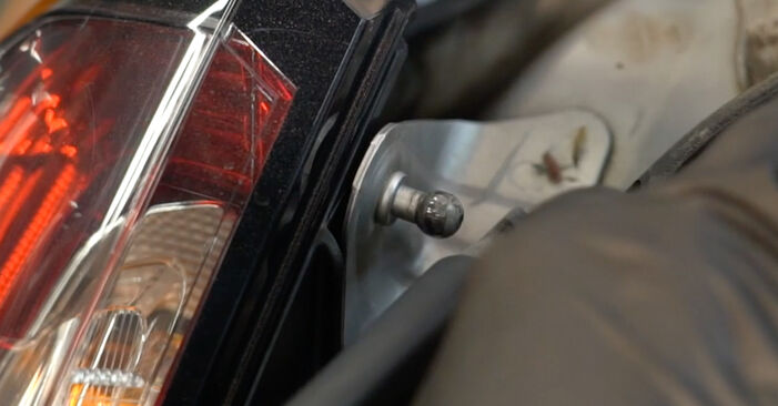 Не е трудно да го направим сами: смяна на Амортисьори За Багажник на Fiat Punto 199 1.9 D Multijet 2011 - свали илюстрирано ръководство