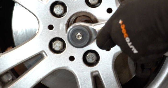 Wie schmierig ist es, selber zu reparieren: Radlager beim Ford Focus mk2 Limousine 1.4 2011 wechseln – Downloaden Sie sich Bildanleitungen