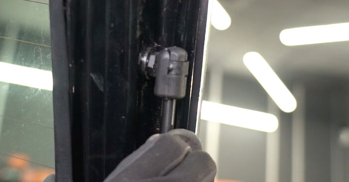 Wie lange braucht der Teilewechsel: Heckklappendämpfer am Ford Focus Mk1 2006 - Einlässliche PDF-Wegleitung