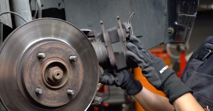 Replacing Brake Discs on Ford Focus Mk1 1998 1.6 16V by yourself
