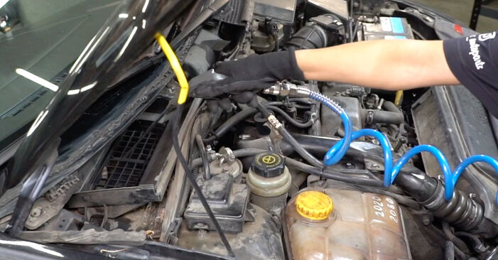 Wie schmierig ist es, selber zu reparieren: Innenraumfilter beim Ford Focus Mk1 2.0 16V 2004 wechseln – Downloaden Sie sich Bildanleitungen