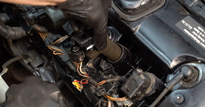 Cómo cambiar Bobina de Encendido en un BMW E82 2006 - Manuales en PDF y en video gratuitos