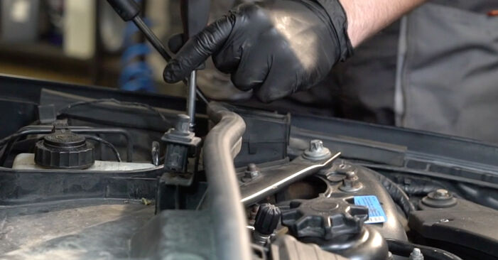 Cómo reemplazar Bobina de Encendido en un BMW 1 Coupé (E82) 2011: descargue manuales en PDF e instrucciones en video