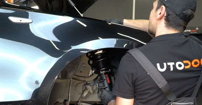 Cómo quitar Copelas Del Amortiguador en un BMW 1 SERIES 125 i 2010 - instrucciones online fáciles de seguir